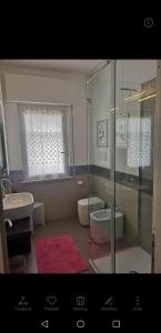 y baño con ducha acristalada y lavamanos. en Room in Apartment - Villa Piera holiday home in Cremona apartment with independent entrance, en Cremona