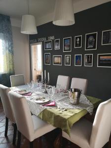 comedor con mesa y sillas con copas de vino en Room in Apartment - Villa Piera holiday home in Cremona apartment with independent entrance, en Cremona