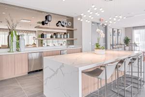 Η κουζίνα ή μικρή κουζίνα στο Luxury 2BD Apartment in Downtown Doral