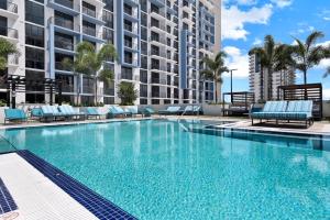 Πισίνα στο ή κοντά στο Luxury 2BD Apartment in Downtown Doral
