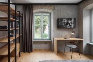um quarto com uma secretária e uma janela em Vincent House em Pula