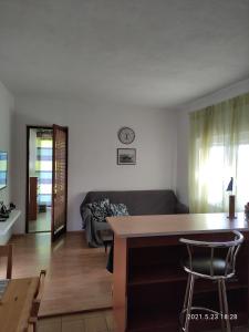 ein Wohnzimmer mit einem Sofa und einem Tisch in der Unterkunft Sonja in Pisak
