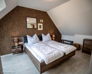 sypialnia z dużym łóżkiem i lustrem w obiekcie PIHE apartmanok w Balatonfüred