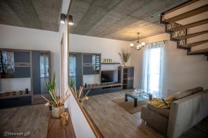 salon z kanapą i telewizorem w obiekcie PIHE apartmanok w Balatonfüred