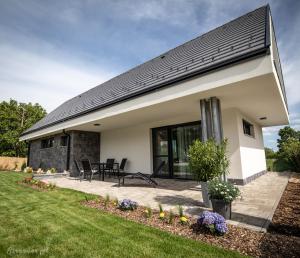 wolnostojący dom z patio i trawnikiem w obiekcie PIHE apartmanok w Balatonfüred