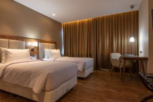 Postel nebo postele na pokoji v ubytování Avenzel Hotel & Convention Cibubur