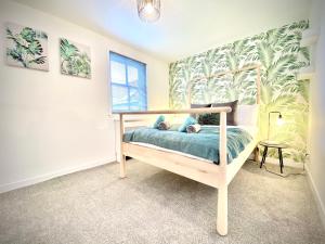 オークニー諸島にあるStylish Central 2 Bedroom Apartment - Free Parking, Free WiFiの子供用ベッドルーム ベッド1台&トロピカルな壁画付