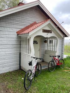 due biciclette parcheggiate di fronte a un piccolo edificio di Bialett a Järvsö