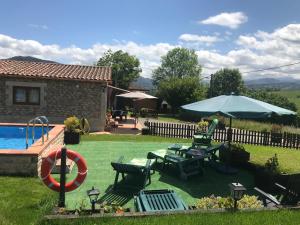 Bazén v ubytování EL HOGARIN DE ARRIONDAS nebo v jeho okolí