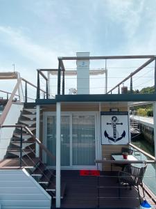 ein Boot mit einer Treppe und einem Tisch auf dem Deck in der Unterkunft SH Porto 1 Floating House, Marina Portorož in Portorož