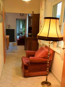 eine Lampe neben einem Stuhl im Wohnzimmer in der Unterkunft Ferienwohnung Koppi in Pamhagen