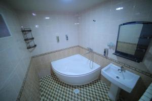 y baño con aseo blanco y lavamanos. en Old Street Guesthouse, en Bukhara