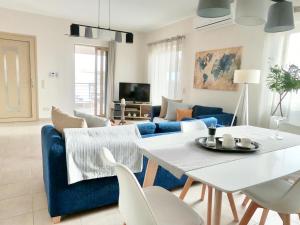 A television and/or entertainment centre at Gianna's Villa Gialova