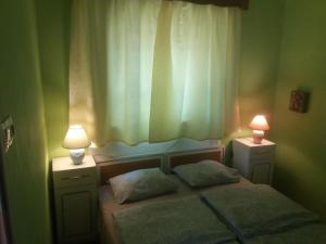 Posteľ alebo postele v izbe v ubytovaní Badacsonyi Lugas apartmanok