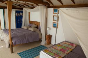 um quarto com uma cama de dossel em Drop-Inn Nature, Relax, Hike and SKATE em Ponte da Barca