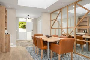 jadalnia z drewnianym stołem i krzesłami w obiekcie Dolphin Beach E30 w Kapsztadzie