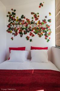 1 dormitorio con 1 cama con un cartel en la pared en Surprenantes - L'Île Mystérieuse en Nantes