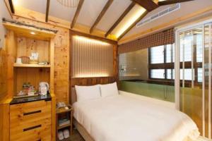 Llit o llits en una habitació de Most Natural Hotel