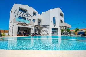 una casa con piscina delante en The Victoria Lefkada, en Lefkada