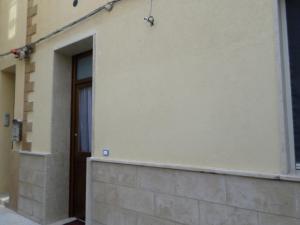 トラーパニにあるDue Passi dal Mareの窓とドアのある建物