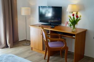 TV a/nebo společenská místnost v ubytování Pension zum Ritter