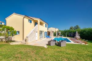 a house with a swimming pool in a yard at Villa 1520 in Žminj