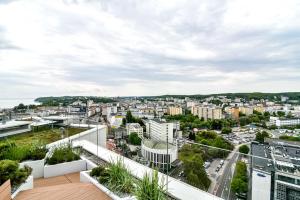 Nespecifikovaný výhled na destinaci Gdyně nebo výhled na město při pohledu z apartmánu