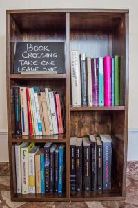 a book shelf filled with lots of books at Il Giusto bedandbreakfast in Lecce