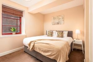 a bedroom with a bed and a window at Elliot Suite No3 - Donnini Apartments in Ayr