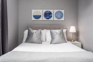 En eller flere senge i et værelse på Elliot Suite No3 - Donnini Apartments