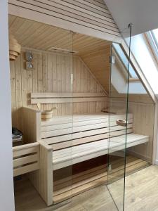 een sauna met houten lambrisering en een glazen wand bij Śródka Boutique Hotel in Poznań