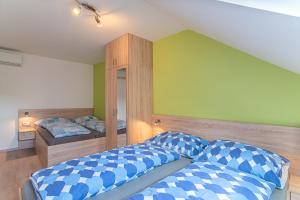 Postel nebo postele na pokoji v ubytování Saeli Apartments