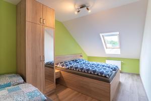 Postel nebo postele na pokoji v ubytování Saeli Apartments