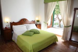 Postel nebo postele na pokoji v ubytování La Magnolia Sorrento - City Centre Hotel