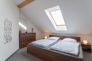 Postel nebo postele na pokoji v ubytování Saeli Apartments