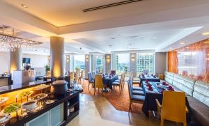 吉隆坡吉隆坡市中心佩达纳酒店的餐厅设有长餐厅,配有桌椅