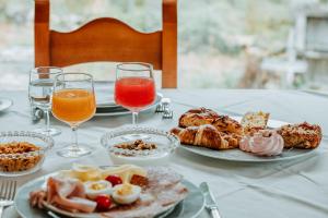 uma mesa coberta com pratos de alimentos e bebidas em Vallicciola Nature Hotel em Tempio Pausania