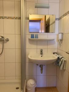 Traitsching的住宿－Zur Linde，一间带水槽和镜子的浴室