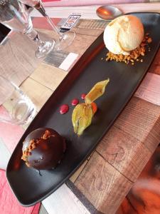 een zwarte plaat met chocolade en ijs op een tafel bij Appartement Châtel in Châtel