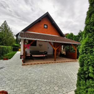 una casa con techo naranja y patio en Kuća Zlatica en Palić