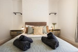 1 dormitorio con 1 cama con 2 almohadas en Central Plymouth Georgian Apartment - Sleeps 5 - Private Parking - By Habita Property, en Plymouth