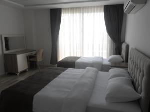 Postel nebo postele na pokoji v ubytování Guckar Sehrinn Oteli
