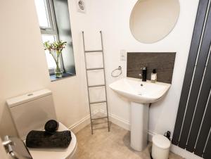 Gallery image of Central Plymouth Georgian Apartment - Sleeps 5 - Private Parking - By Habita Property in Plymouth
