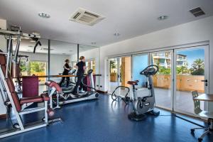 a gym with treadmills and cardio equipment in a house at Apartamento Phillipe in Odiáxere