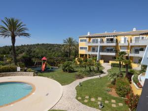 an apartment complex with a swimming pool and a playground at Apartamento Phillipe in Odiáxere