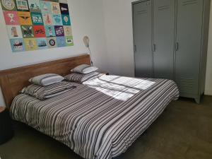 uma cama com duas almofadas num quarto em le gîte des cadières em Évenos