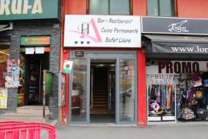 una tienda frente a una tienda en una calle en Hotel Avanti en Pas de la Casa