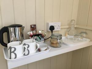 Příslušenství pro přípravu čaje a kávy v ubytování Ashbury Bed & Breakfast