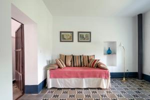 A bed or beds in a room at Finca El Azahar