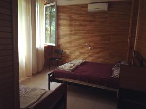 Llit o llits en una habitació de Guest House Shekvetili